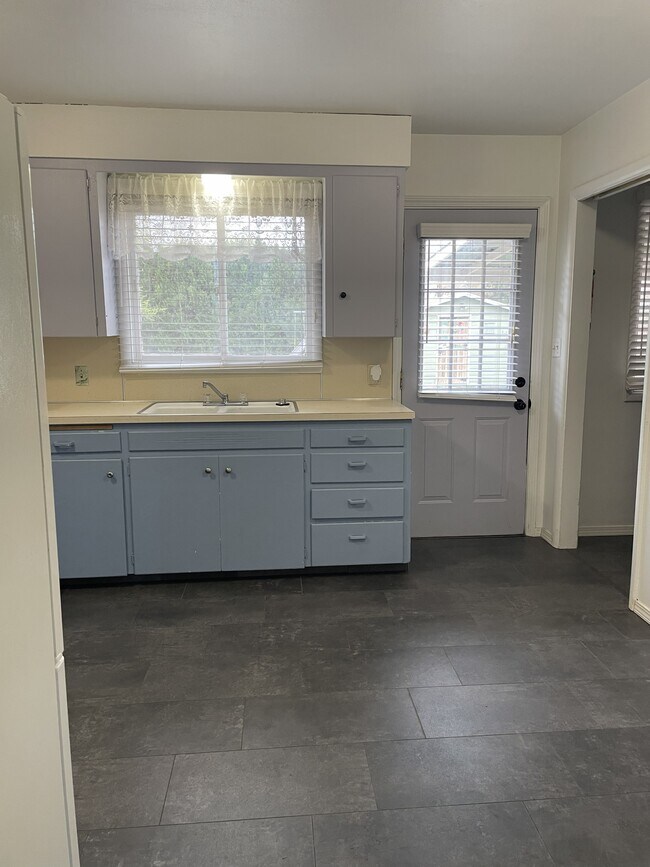 Building Photo - 1055 E 15th N St