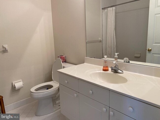 Building Photo - 202 Oaktree Ct