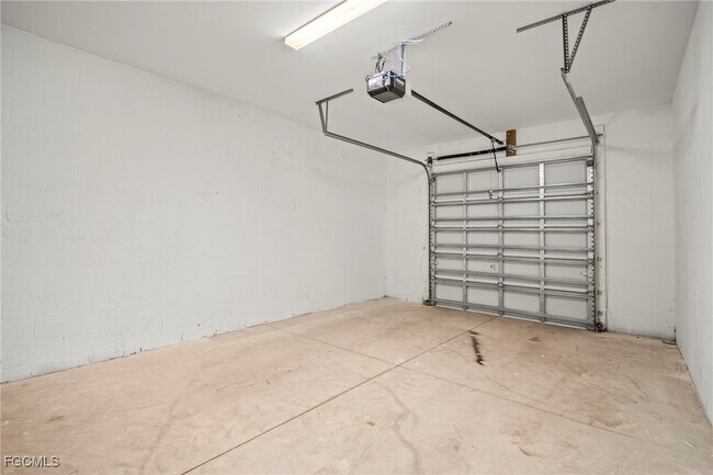 Building Photo - 627 SE 13th Pl