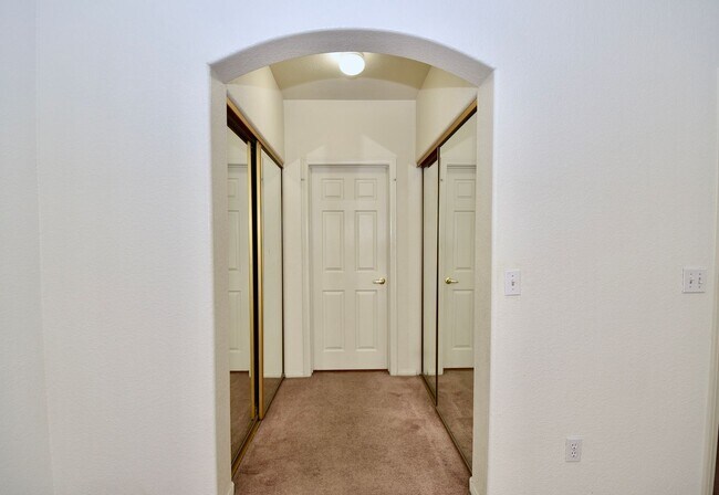 Building Photo - COZY 2 BED 2 BATH CONDO ON 2ND FLOOR AT PA...