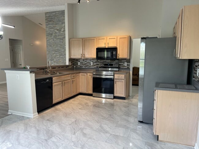 Building Photo - 1058 Sugar Maple Dr
