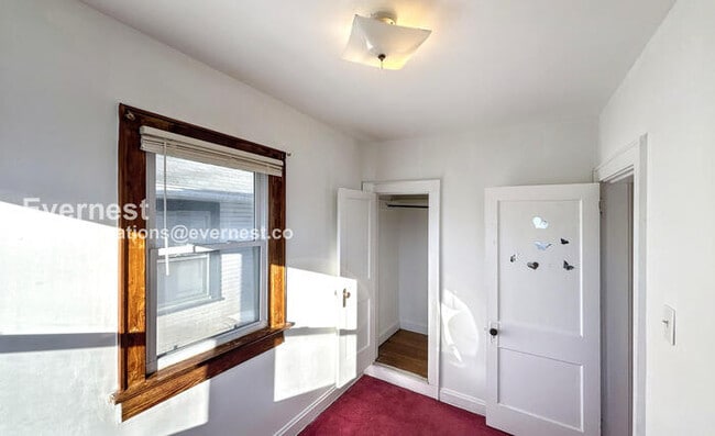 Building Photo - 3 Bed /1 Bath Townhome / Pet-Friendly / Vouchers Accepted / Available Now!