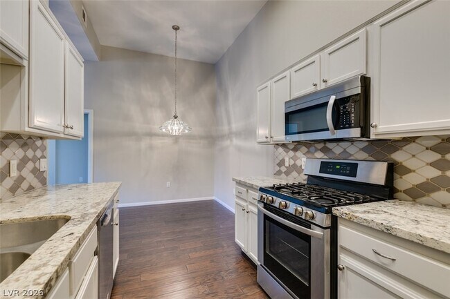Building Photo - 2305 W Horizon Ridge Pkwy