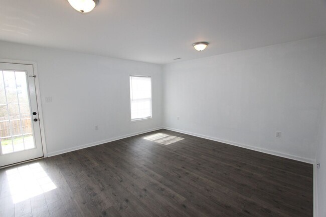 Building Photo - 4 bed, 3.5 bath, Townhome in Bunker Hill, WV