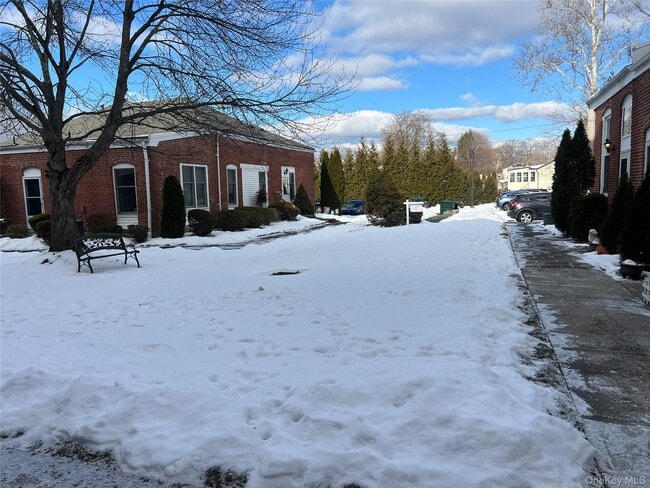 Building Photo - 21 Village Ml