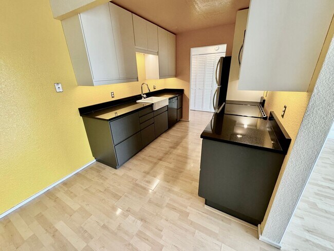 Building Photo - Lovely Fremont 2 Bedroom - Stellar Location! AVAILABLE 8/10/2026!