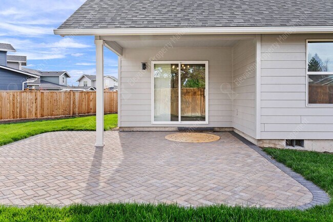 Building Photo - 3BR - 2BA Modern Living in a Quiet Cul-de-Sac