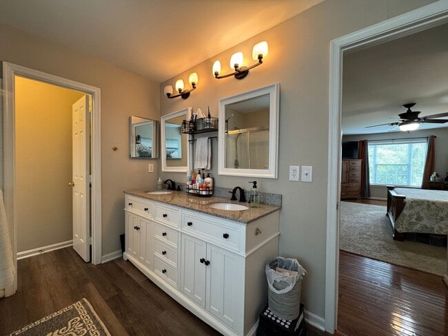 Building Photo - Stunning 4 Bed 3.5 Bath Single Family Home...