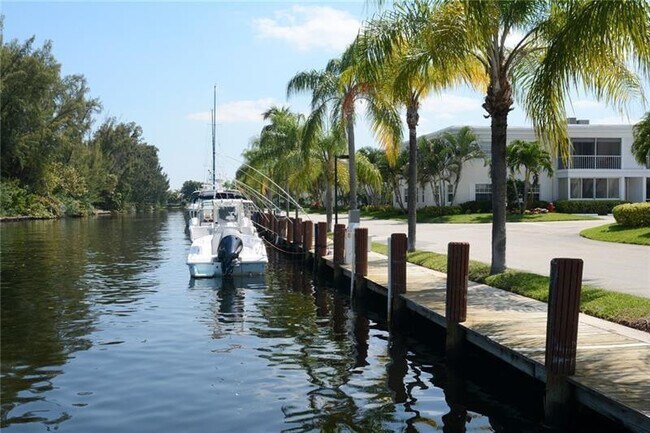 Building Photo - 6499 Bay Club Dr