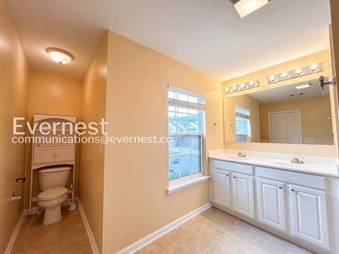Building Photo - 2395 Mayfair Dr