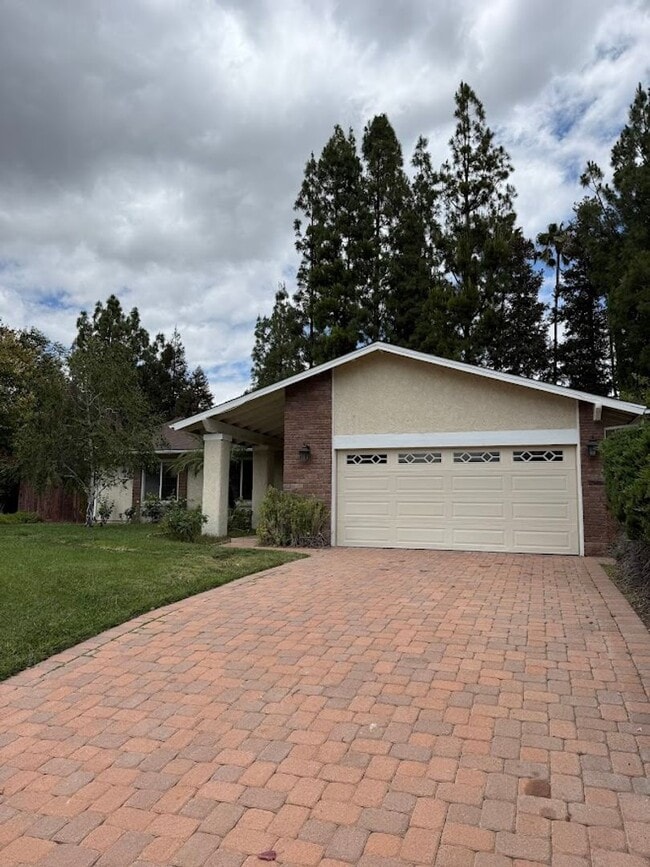 Building Photo - 3 Bedroom, 2 Bathroom West Hills Home for Lease!
