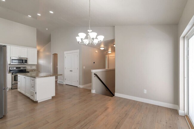 Building Photo - Available Now | American Fork, UT | 5 Bed | 3 Full Bath | Single-Family Home