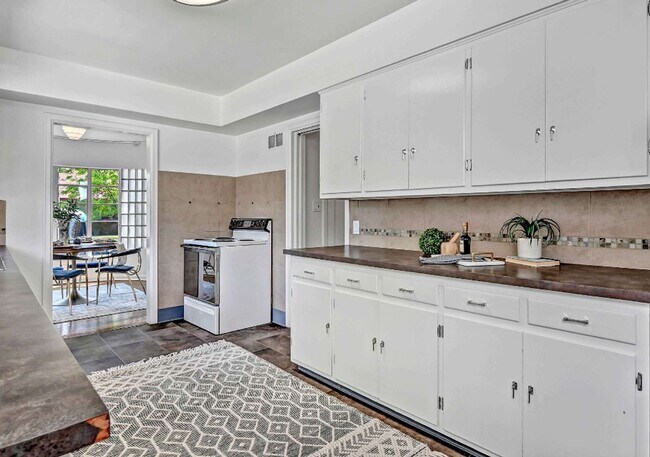 Building Photo - 1 Bedroom, 1 Shared Bath, Common Area Shar...