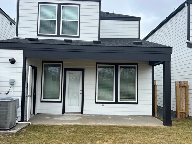 Building Photo - 3220 Crown Gate Dr