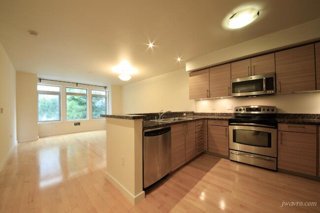 Building Photo - 329 Bay St