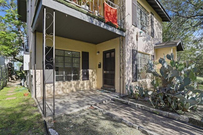 Building Photo - 3901 Wrightwood Rd