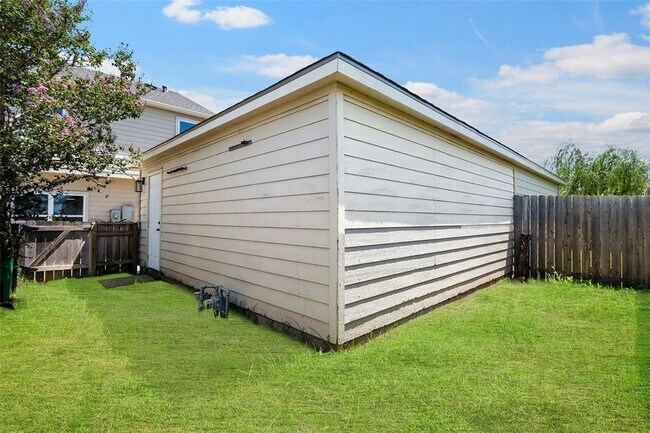 Building Photo - 16879 Mammoth Springs Dr