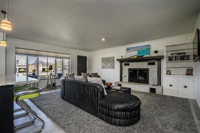 Building Photo - Duplex for rent in heart of OKC