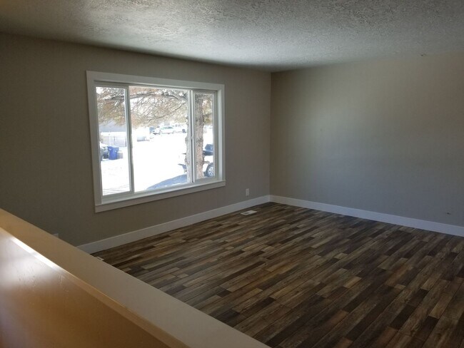 Building Photo - Spacious 5-Bedroom Magna Home with Deck and Ample Parking