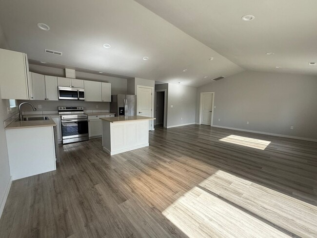 Building Photo - Gorgeous Pet Friendly Three Bedroom Lebano...