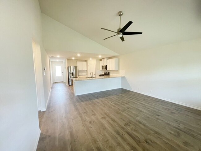 Building Photo - Come check out this well maintained 4 bedroom, 2.5 bath home in the well desired community of Lan...