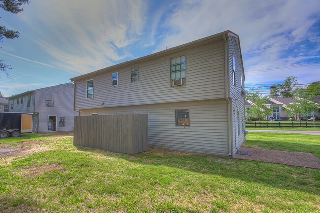 Building Photo - Remodeled 2BR Townhome in Spring Hill