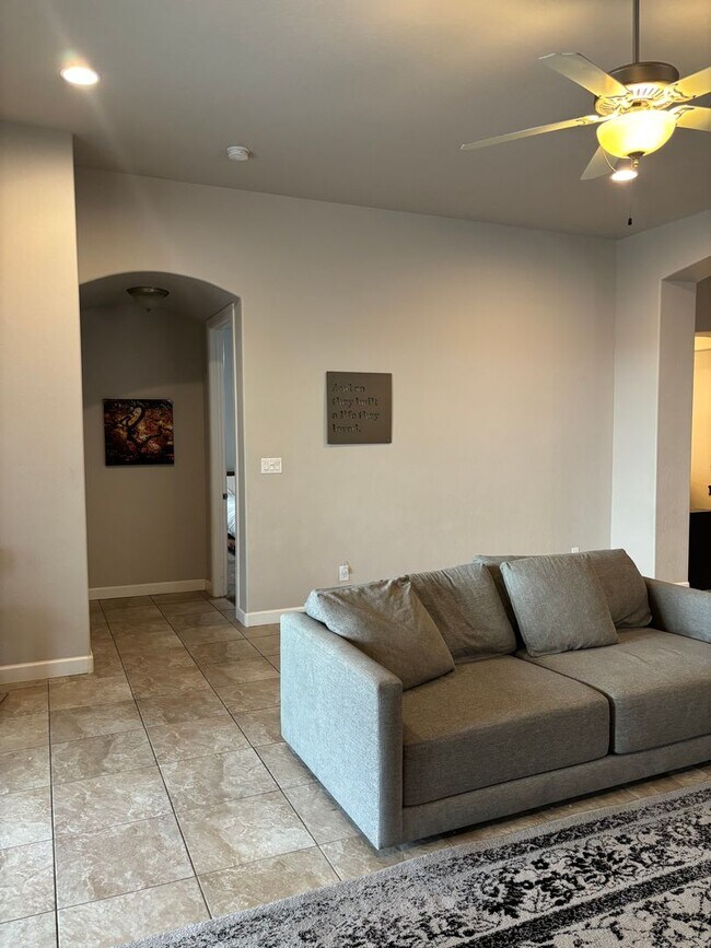 Building Photo - Charming 4 Bedroom 2.5 bath house in a Gat...