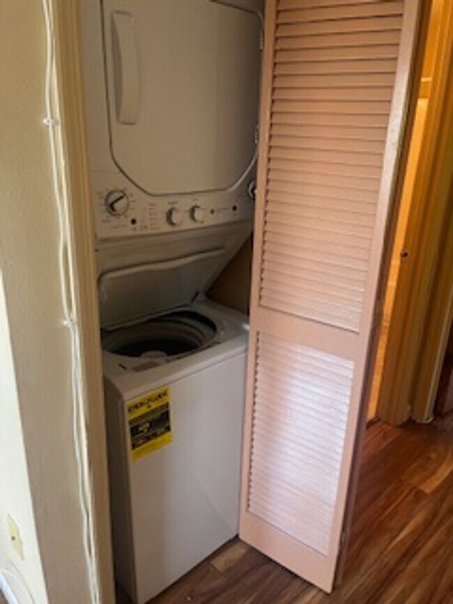 Building Photo - One bedroom 1 bath condo. Immaculate.