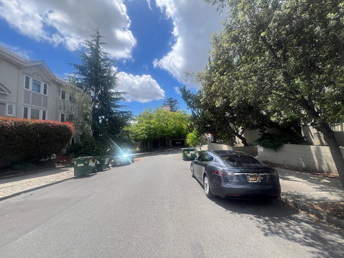 Building Photo - 811 York St