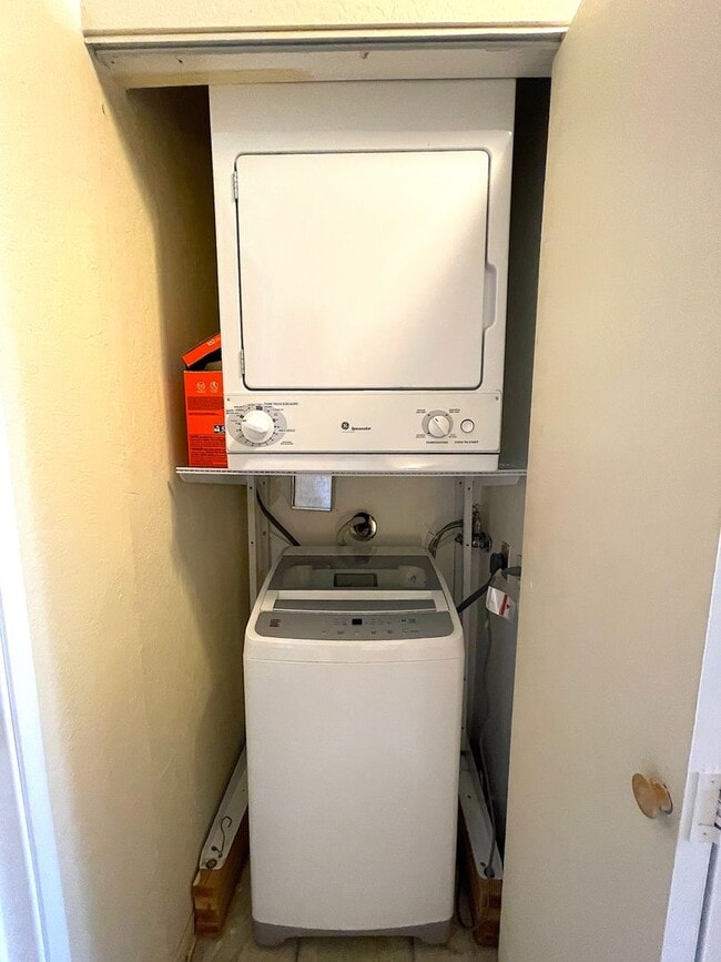 Building Photo - Spacious 2 bed 1.5 bath condo in Oakland's Chinatown. Amazing views. Must see.