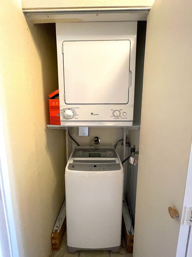 Building Photo - Spacious 2 bed 1.5 bath condo in Oakland's...