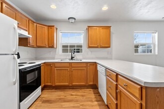 Building Photo - 2 Bedroom 1.5 Bathroom Lower Private Entrance