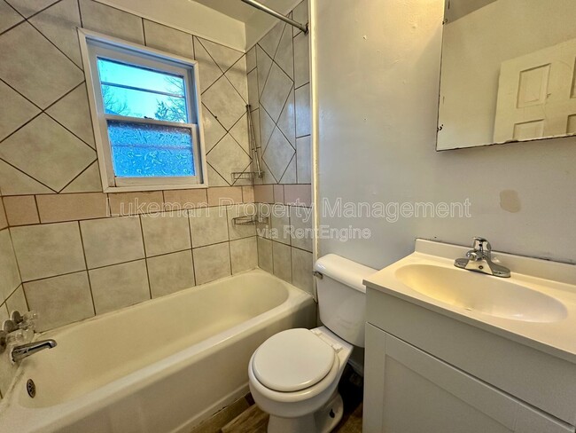 Building Photo - 1410 Oak St