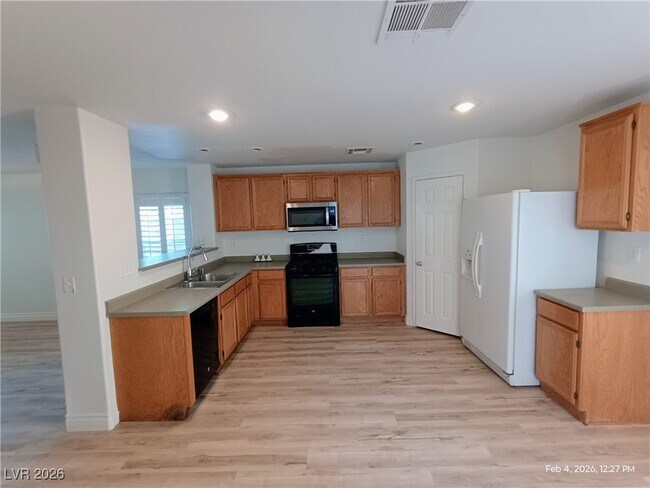 Building Photo - 674 Iron Bridge St