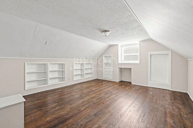 Building Photo - Beautifully Renovated 4 Bed / 2 Bath Home with Over 2,000 Sq Ft! Section 8 Welcomed