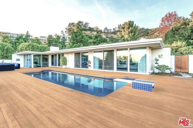 Building Photo - 9263 Swallow Dr