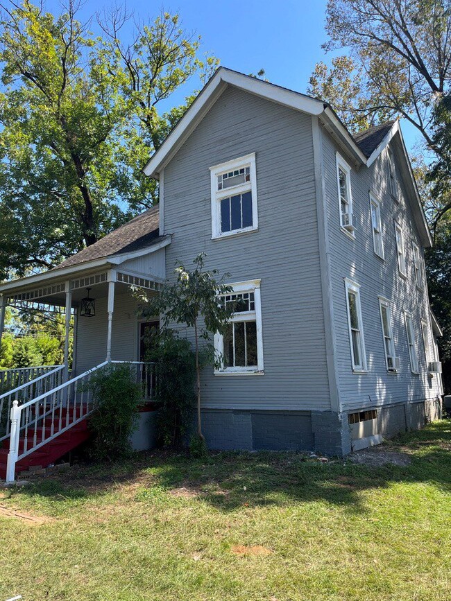 Primary Photo - 601 S Fredonia St