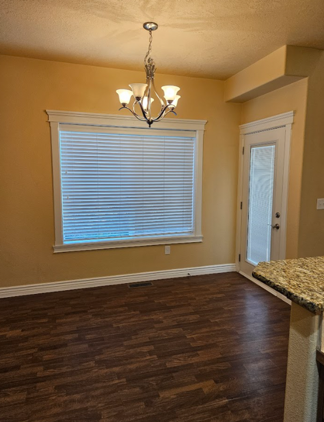 Building Photo - Centrally located 3bed/2.5bath townhome w/...