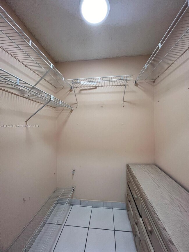 Building Photo - 8887 Fontainebleau Blvd