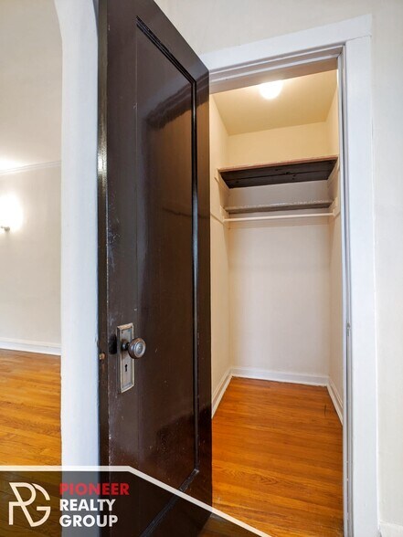 Building Photo - 4912 N Hoyne Ave