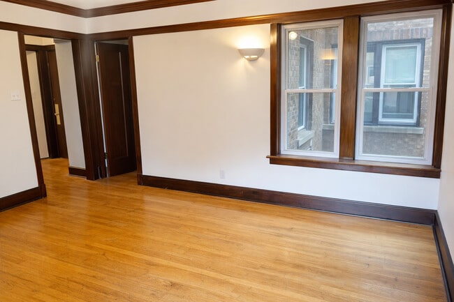 Building Photo - 2302 W Sunnyside Ave