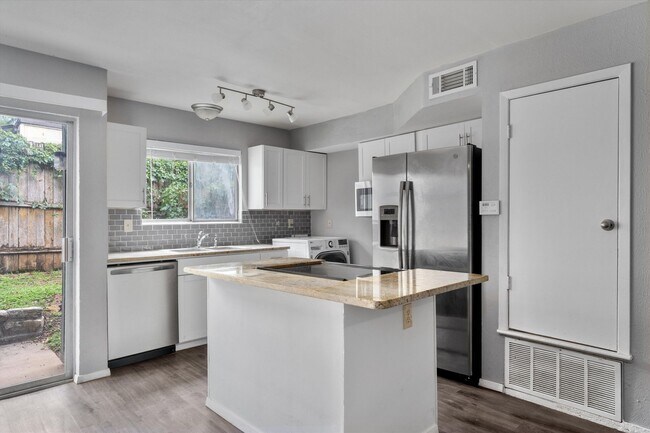 Building Photo - Perfectly Located Townhome in South Austin