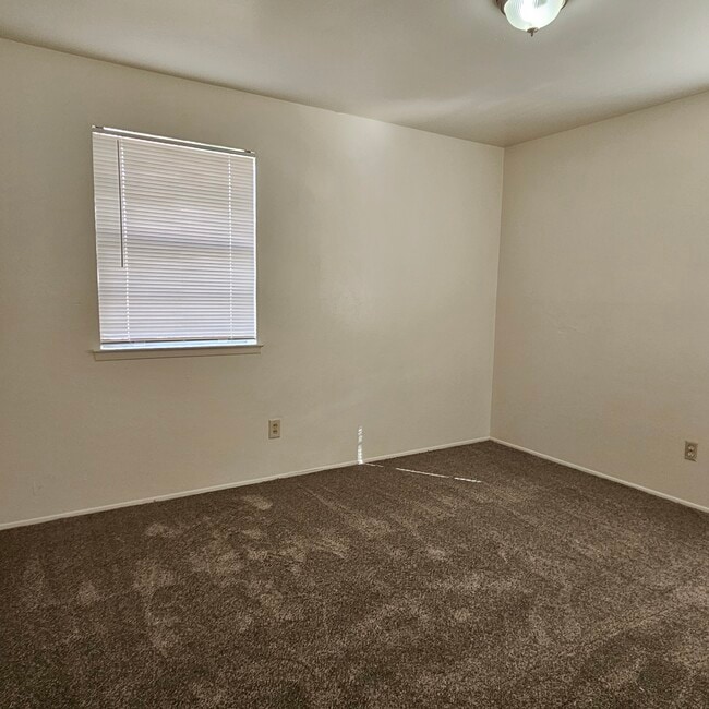 Building Photo - 534 Holly Ln