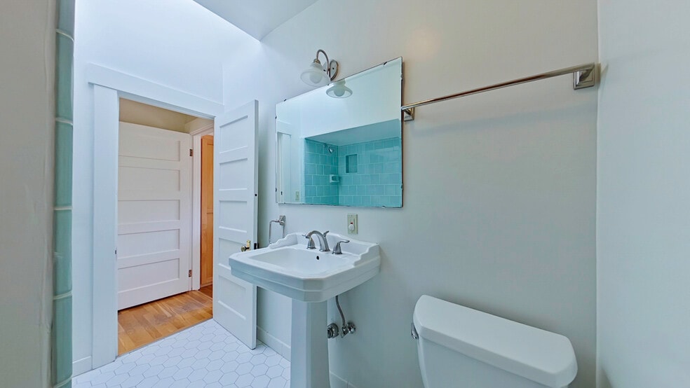 Building Photo - 1915 Las Lunas St