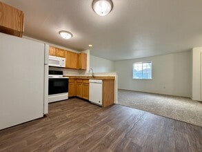 Building Photo - SCHEDULE A TOUR TO VIEW THIS NEWLY UPDATED TOWNHOME IN REDMOND!!