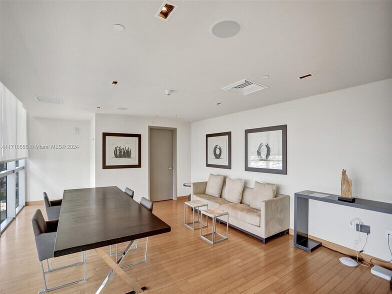 Building Photo - 900 Biscayne