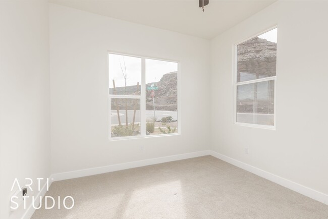 Building Photo - Newer Model Home in Desert Cliffs