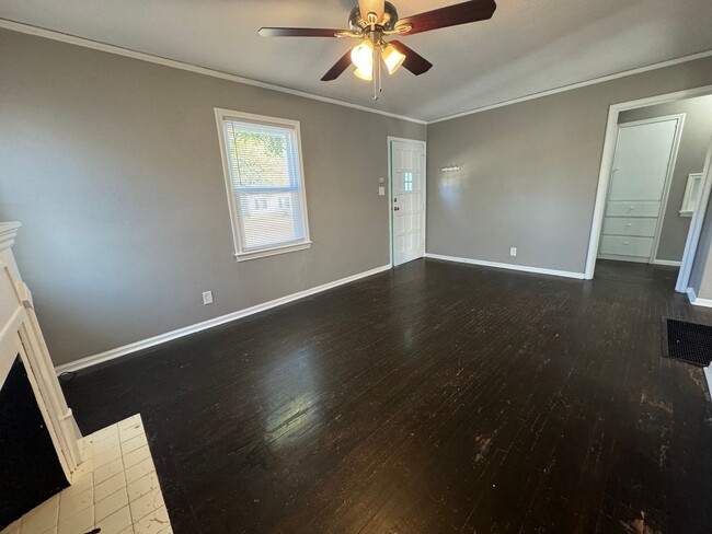 Building Photo - Adorable two bedroom one bathroom home loc...