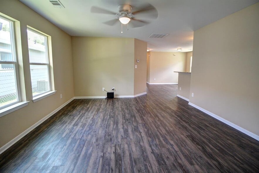 Building Photo - 5811 Cebra St