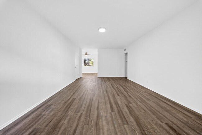 Interior Photo - 13860 Burbank Blvd